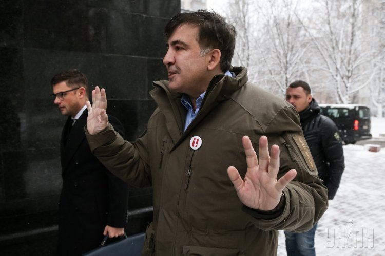 Лидер партии Рух новых сил, экс-председатель Одесской ОГА Михаил Саакашвили возле здания Генпрокуратуры, в Киеве, 18 декабря 2017 г. Михеил Саакашвили заявляет, что пойдет на допрос в СБУ, а в Генеральную прокуратуру Украины - нет.