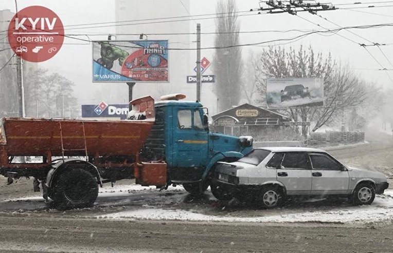 Авария на перекрестке ул. Вышгородская и пр. Правды в Киеве, 18 декабря 2017 года