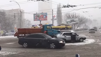 В Киеве столкнулись снегоуборочный грузовик и авто. Видео