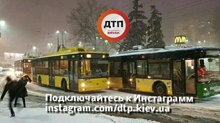 Троллейбусы остановили на Севастопольской площади в Киеве