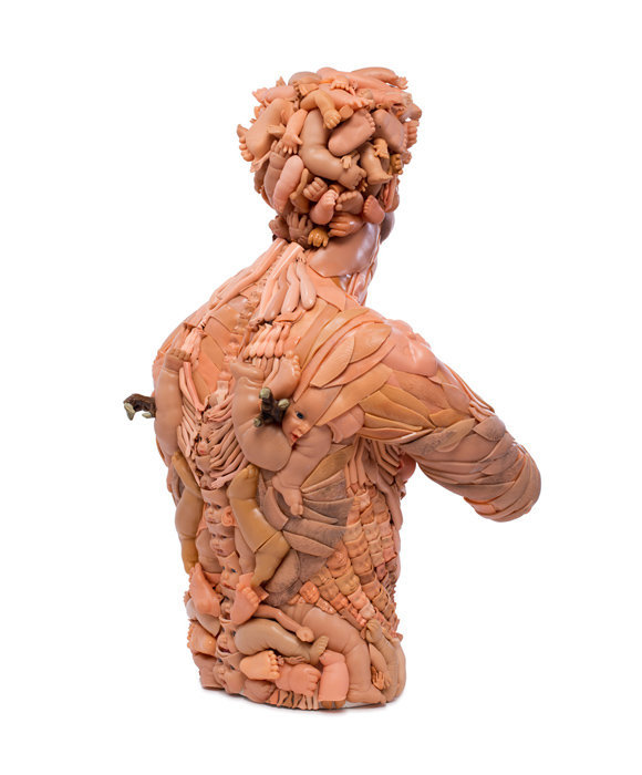 Фрея Джобинс. Скульптуры из кукольных частей тела