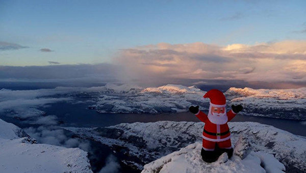 Фигура Санта-Клауса установлена на самой высокой морской скале Европы