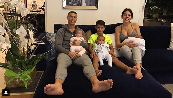 Криштиану Роналду вместе с 4 детьми и своей девушкой Джорджиной Родригез