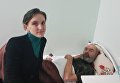 Волонтер Наталья Наумова и пострадавший парализованный дядя Ваня
