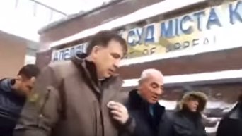 СБУ пыталась вручить Саакашвили повестку на допрос. Видео