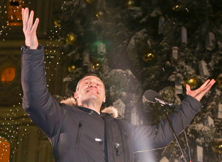 На Софиевской площади в Киеве зажгли елку