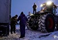 Около сотни грузовиков застряли в сугробах на Одесской трассе