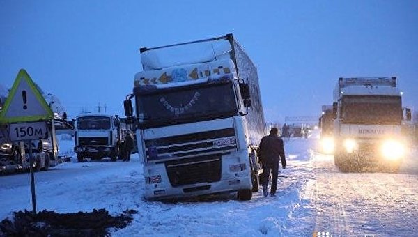 Около сотни грузовиков застряли в сугробах на Одесской трассе