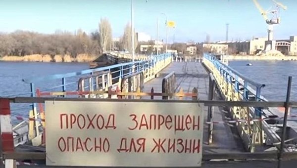 В Николаеве оторвался от берега пешеходный мост