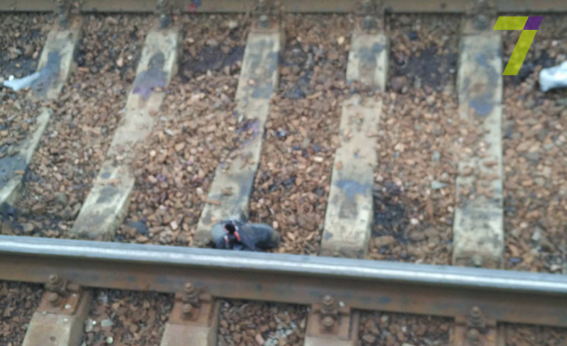Парень толкнул девушку под поезд. Мальчика толкнули под поезд. Парень попал под электричку.