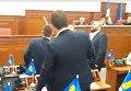 Потолок Киевсовета обвалился на депутатов во время заседания. Видео