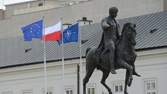 Флаги Евросоюзе Польши и НАТО. Архивное фото