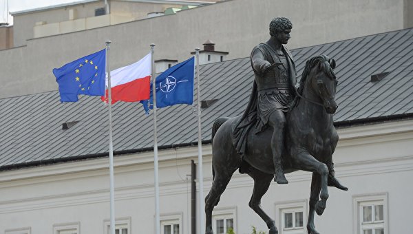 Флаги Евросоюзе Польши и НАТО. Архивное фото
