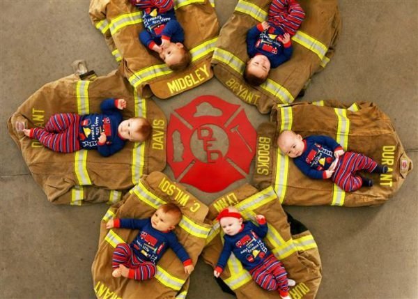 Праздничные открытки с малышами от пожарных Оклахомы