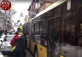Автомобиль Nissan заблокировал движение троллейбусов в центре Киева