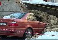 В центре Киева обвалилась стена между домами, повреждены 2 автомобиля