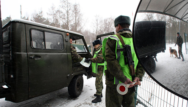 Российский пограничный наряд проверяет документы у пассажиров автомобиля. Архивное фото