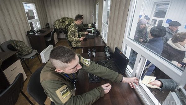 Украинский пограничник проверяет документы
