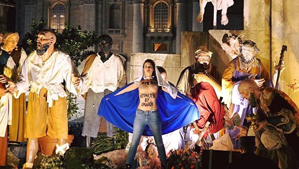 Участницы Femen провели акцию во время рождественской службы в Ватикане
