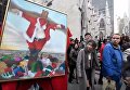 В центре Нью-Йорка перед храмом выставили распятого Санта-Клауса. Видео