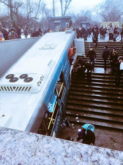 Автобус в Москве въехал в подземный переход: есть жертвы