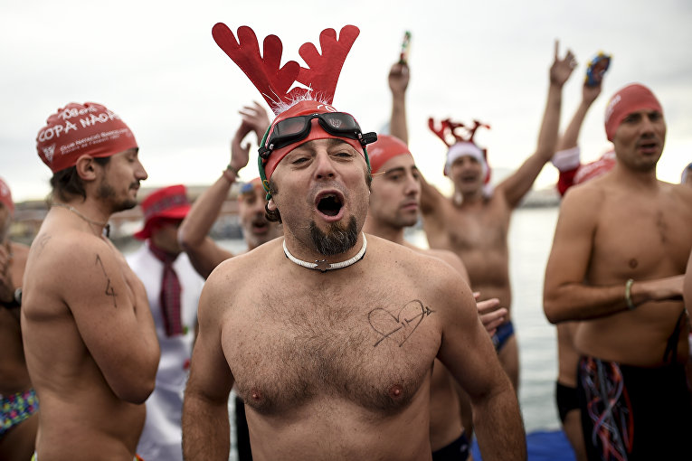 Традиционные соревнования по плаванью на Рождество прошли в Барселоне