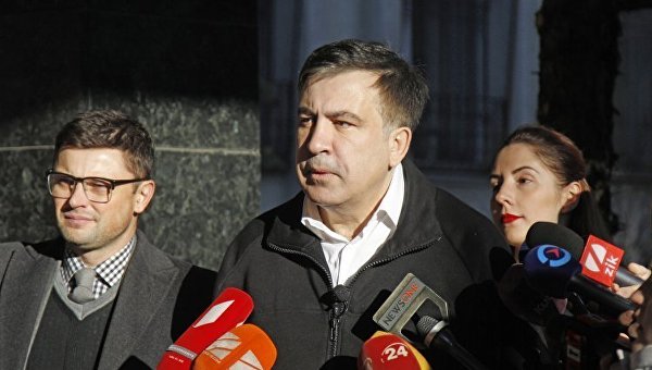 Экс-председатель Одесской ОГА, лидер партии Рух новых сил Михаил Саакашвили отвечает на вопросы журналистов возле здания СБУ в Киеве, 26 декабря 2017 года
