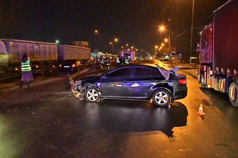 Разбили машину ночью. Сломанная машина на трассе ночью. Разбитая машина дорогая ночью д. Разбитый Киев вчера вечером.