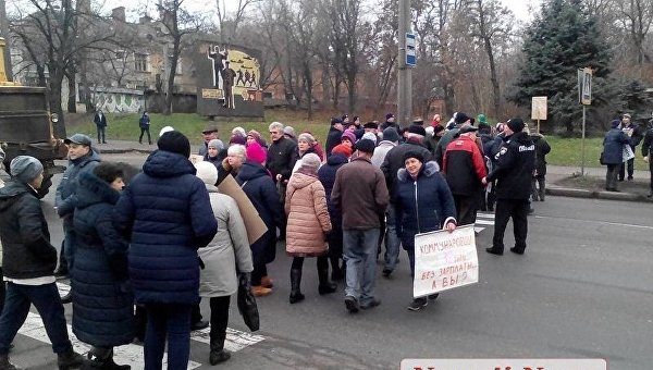 Бастующие работники судостроительного завода перекрыли дорогу в Николаеве