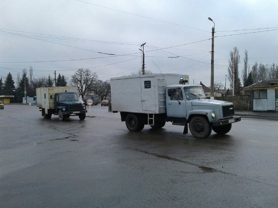 Автомобили в которых перевозятся украинские пленные со стороны ДНР