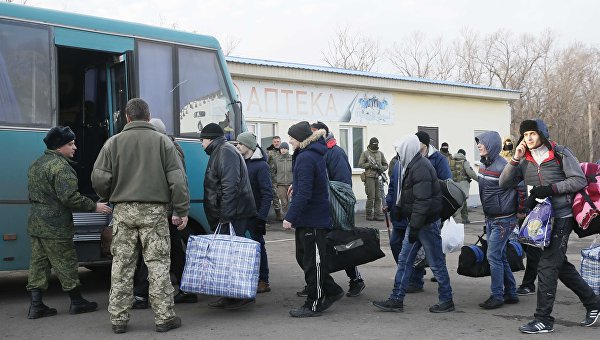 Военнопленные из ЛНР садятся в автобус для совершения  обмена пленными в Донецкой области