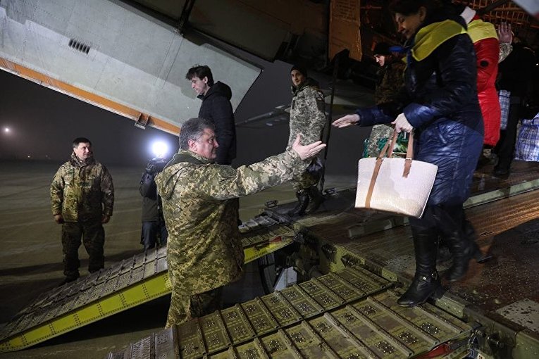 Президент Петр Порошенко встречает украинцев,освобожденных из плена в Донбассе