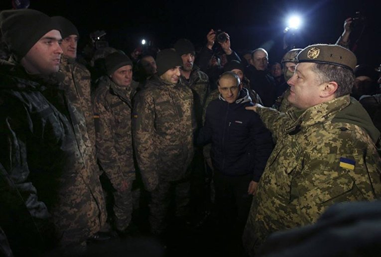 Президент Петр Порошенко встречает украинцев,освобожденных из плена в Донбассе