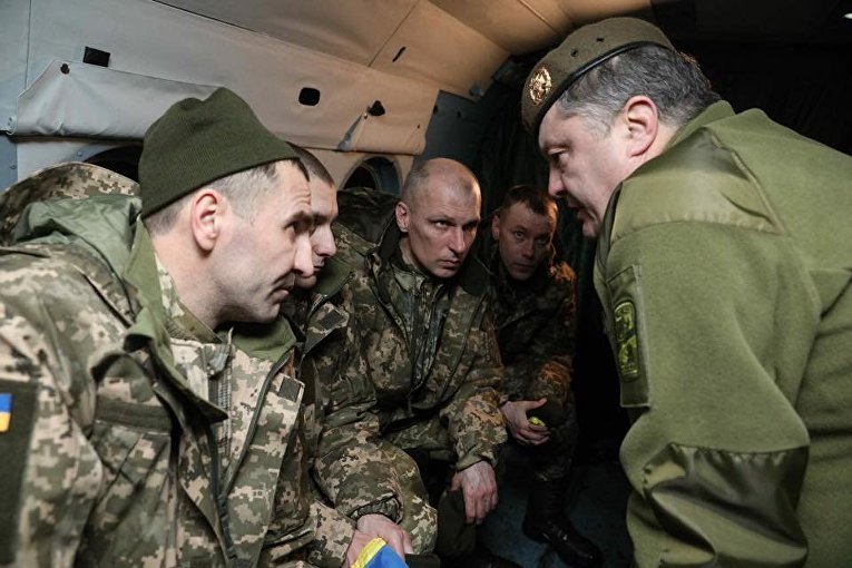 Президент Петр Порошенко и освобожденные из плена в Донбассе военнослужащие