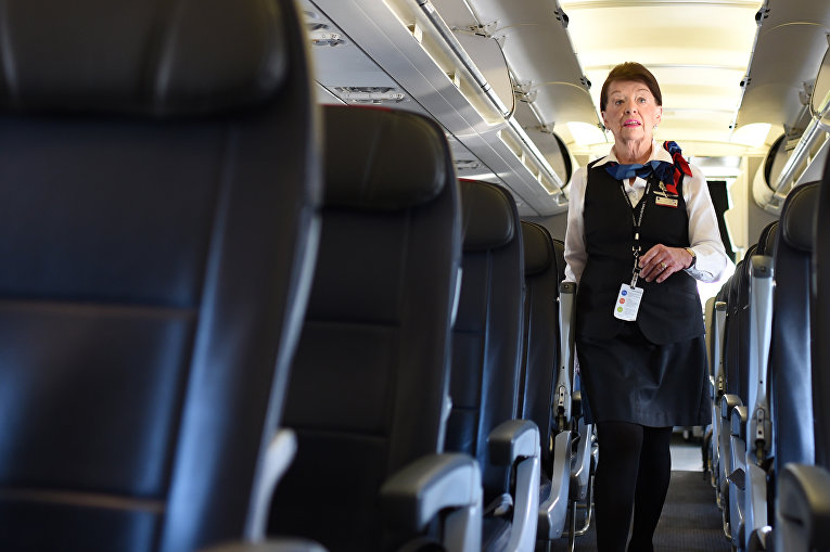 81-летняя стюардесса летает уже 60 лет