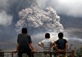 Мощное извержение вулкана на острове Суматра