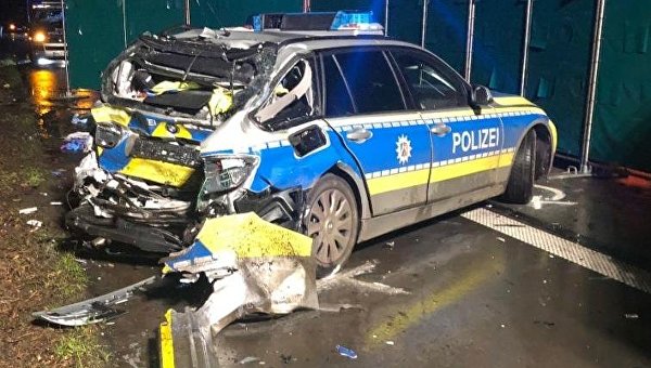 В Германии пьяный украинец на фуре протаранил патрульное авто