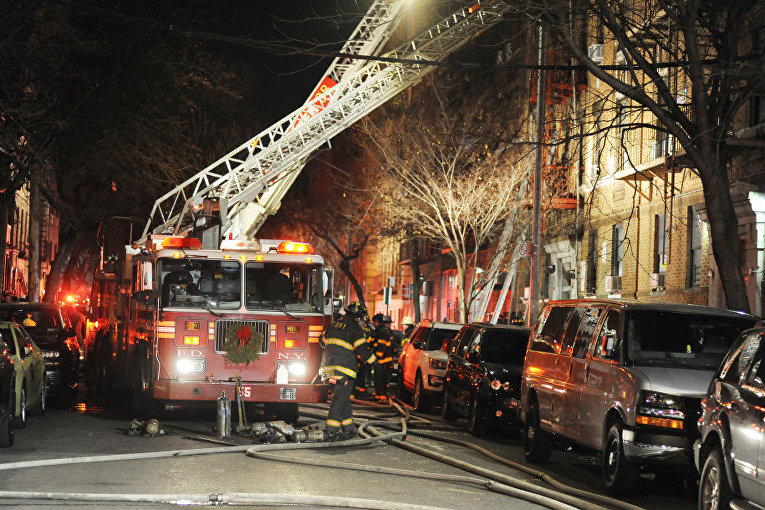 Пожарные в Нью-Йорке тушат пожар в жилом доме в Бронксе