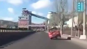 В Китае водитель раскачал свое авто на ходу
