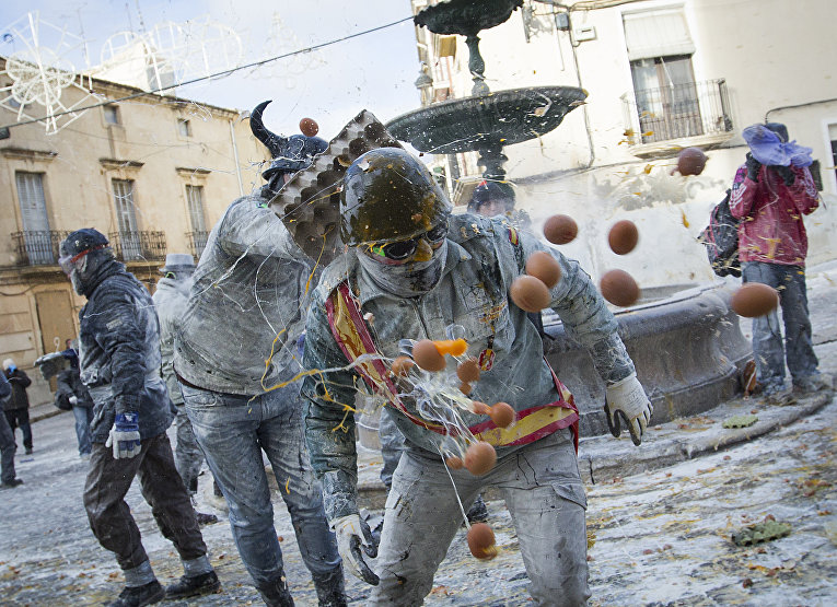 Традиционная забава -  битва мукой и яйцами - в испанском городе Иби во время фестиваля Els Enfarinats