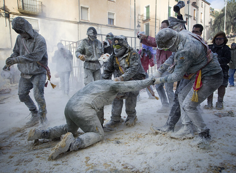 Традиционная забава - битва мукой и яйцами - в испанском городе Иби во время фестиваля Els Enfarinats