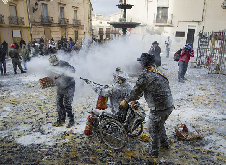 Традиционная забава - битва мукой и яйцами - в испанском городе Иби во время фестиваля Els Enfarinats
