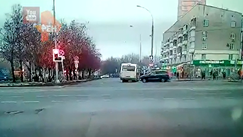 СМИ выложили новое видео наезда автобуса на остановку в Москве. Видео