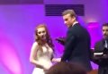 Американец рухнул лицом в пол прямо во время свадебной церемонии. Видео