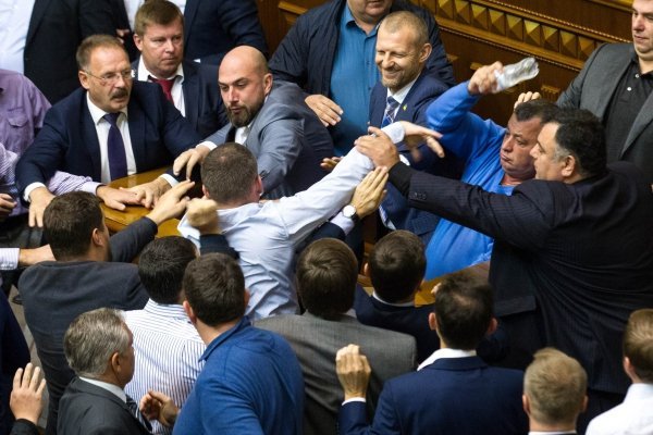 Потасовка депутатов Верховной Рады во время рассмотрения законопроекта о реинтеграции Донбасса