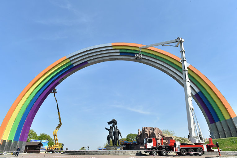 Арка Дружбы народов в центре Киева превращается в радугу