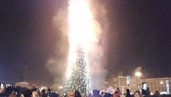 В Южно-Сахалинске дотла сгорела новогодняя елка