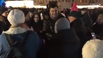 Саакашвили в новогоднюю ночь погулял c мамой возле киевской елки. Видео