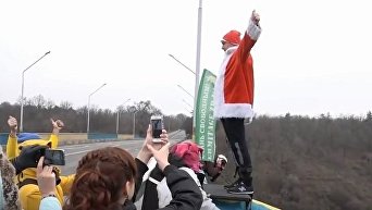 Праздничные прыжки с арочного моста в Запорожье