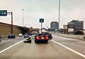Полицейский в США поскользнулся и едва не угодил под авто. Видео